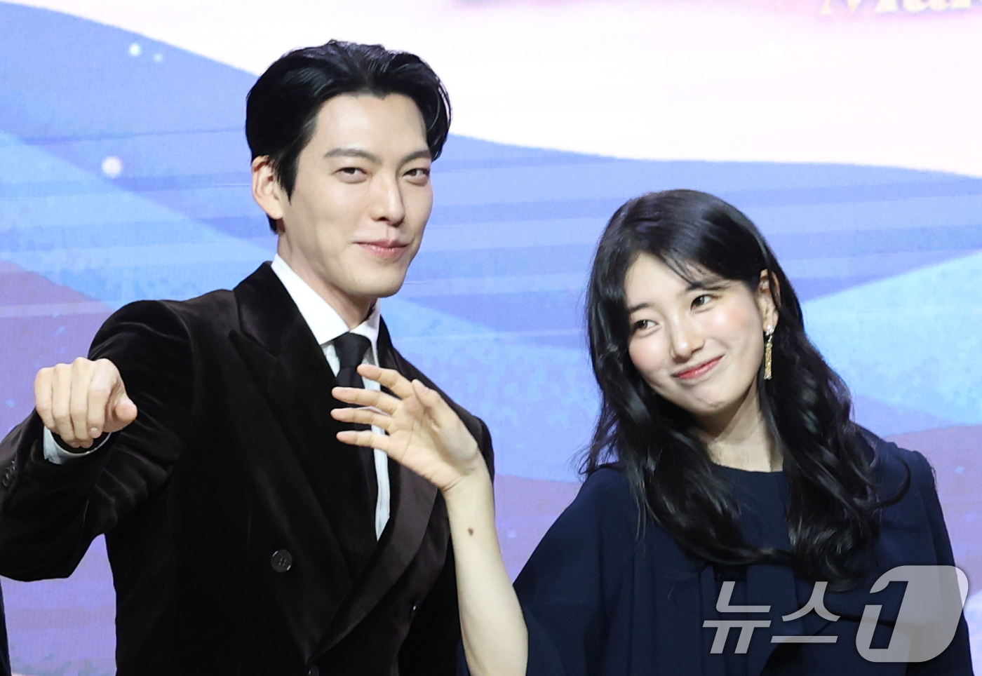 (서울=뉴스1) 권현진 기자 = 배우 김우빈과 수지(오른쪽)가 29일 서울 강남구 조선팰리스서울강남에서 열린 넷플릭스 시리즈 '다 이루어질지니'(극본 김은숙) 제작발표회에 참석해 …