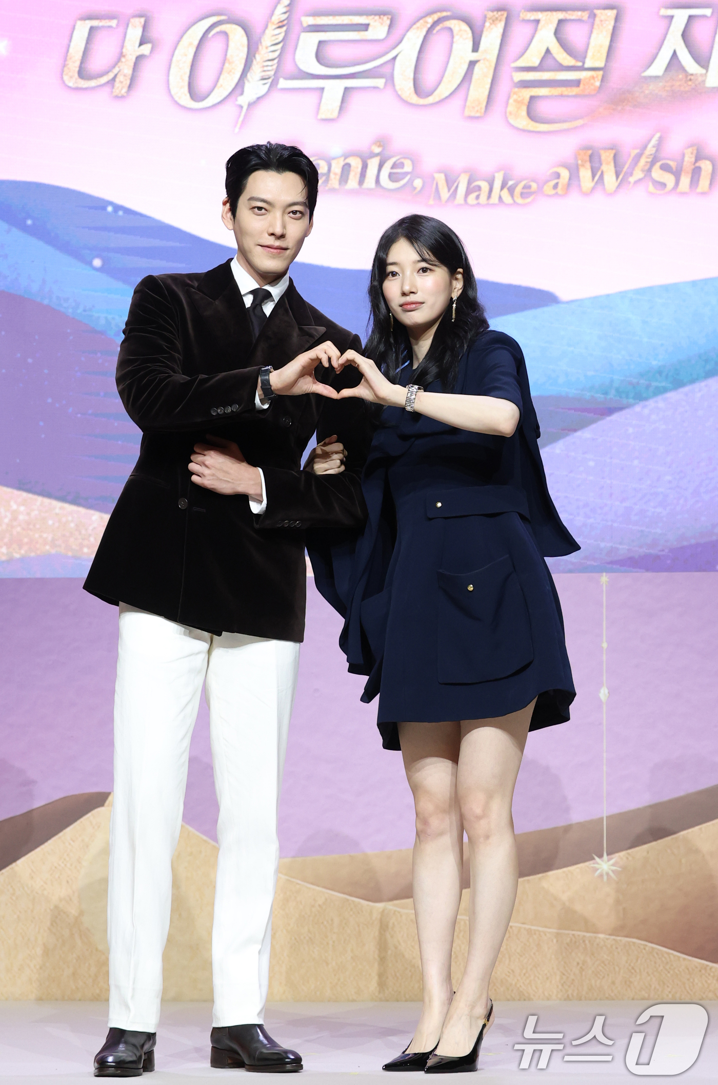 (서울=뉴스1) 권현진 기자 = 배우 김우빈과 수지(오른쪽)가 29일 서울 강남구 조선팰리스서울강남에서 열린 넷플릭스 시리즈 '다 이루어질지니'(극본 김은숙) 제작발표회에 참석해 …