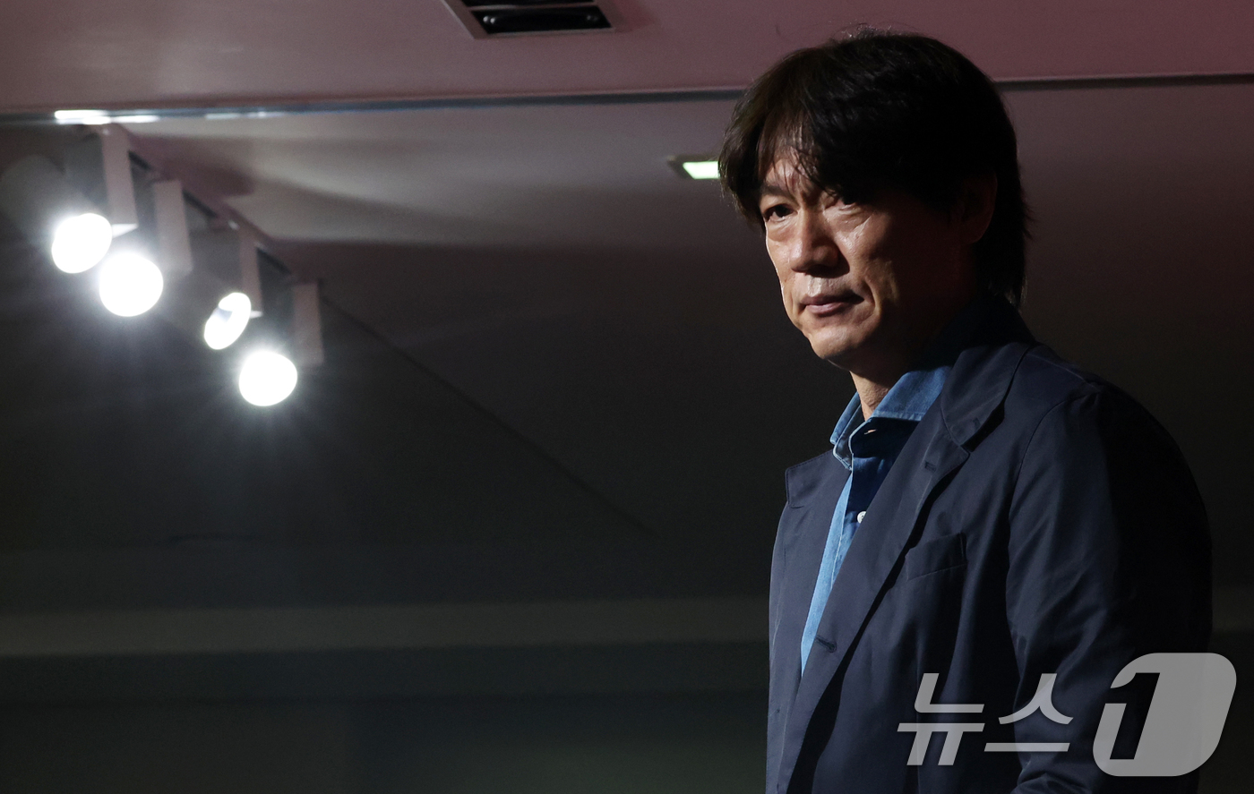 (서울=뉴스1) 김명섭 기자 = 홍명보 축구 국가대표팀 감독이 29일 서울 종로구 축구회관에서 하나은행 초청 축구국가대표팀 친선경기 10월 소집명단 발표를 마치고 이동하고 있다. …