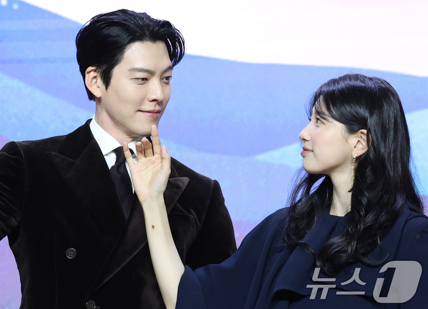 (서울=뉴스1) 권현진 기자 = 배우 김우빈과 수지(오른쪽)가 29일 서울 강남구 조선팰리스서울강남에서 열린 넷플릭스 시리즈 '다 이루어질지니'(극본 김은숙) 제작발표회에 참석해 …