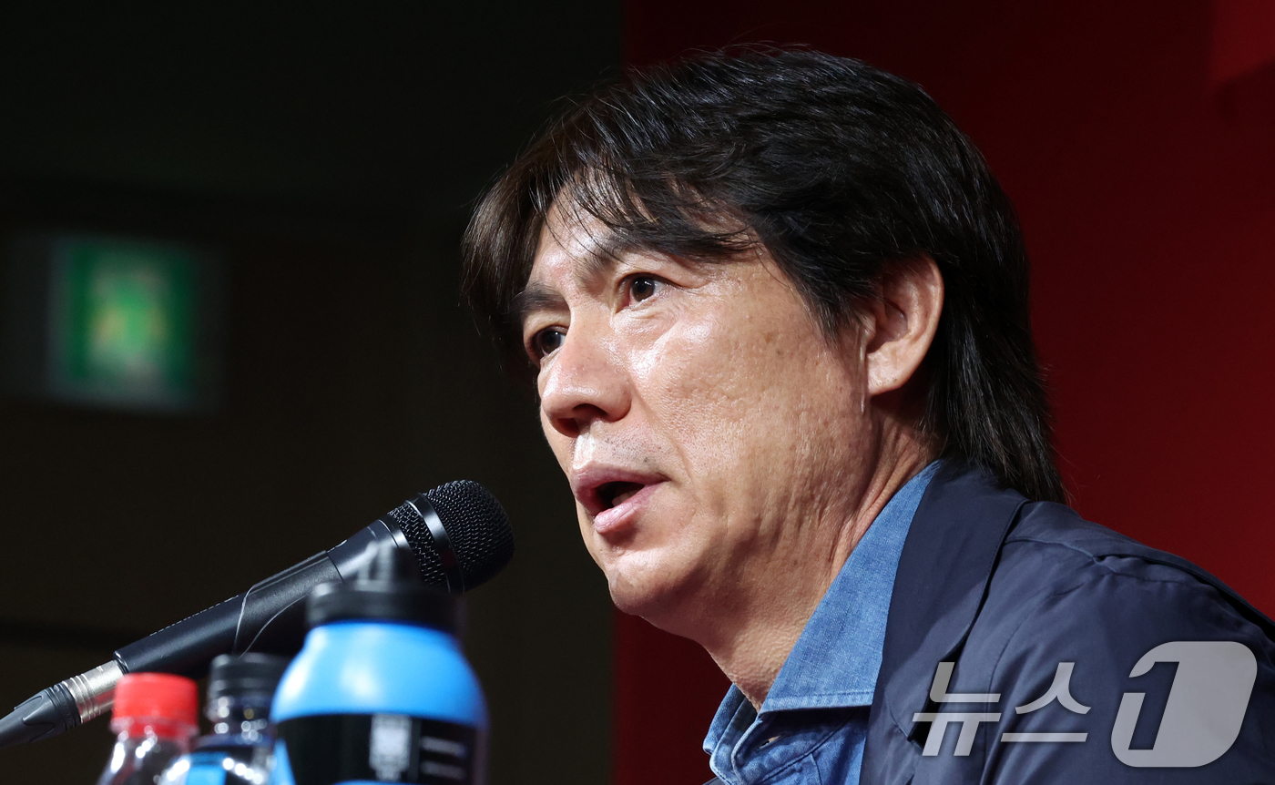 (서울=뉴스1) 김명섭 기자 = 홍명보 축구 국가대표팀 감독이 29일 서울 종로구 축구회관에서 하나은행 초청 축구국가대표팀 친선경기 10월 소집명단 발표를 하고 있다. 2025.9 …