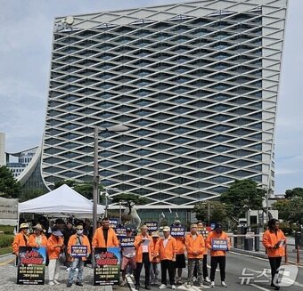 본문 이미지 - 진주 문산 공공주택지구 주민대책위원회가 지난 8일 한국토지주택공사 앞에서 집회를 열고 부지 보상 절차를 신속하게 추진하라고 촉구하고 있다. 2025.9.8/뉴스1 한송학기자