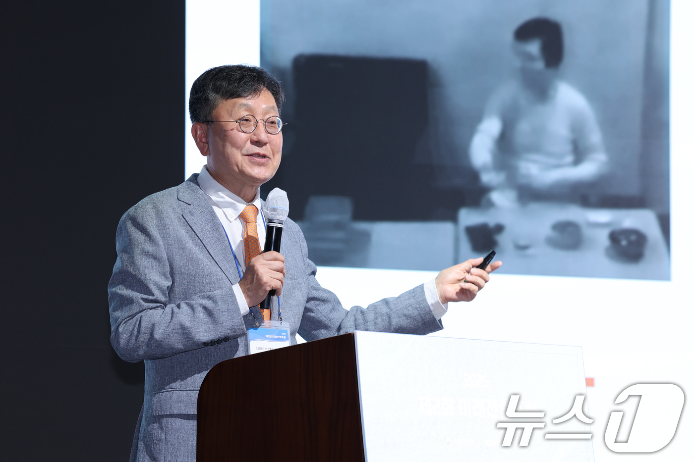 (서울=뉴스1) 안은나 기자 = 차상균 미국 스탠퍼드 대학 인간중심AI연구소 석학펠로우가 29일 오후 서울 영등포구 페어몬트 호텔에서 열린 2025 제2회 미래전략포럼에 참석해 기 …