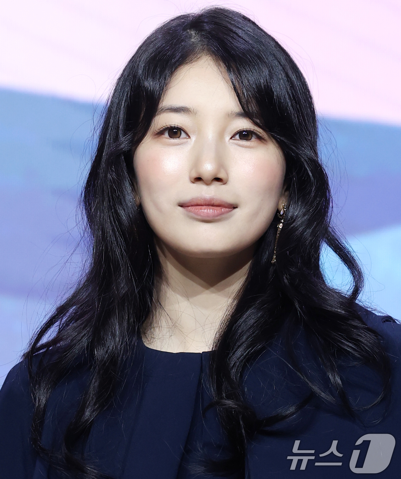 (서울=뉴스1) 권현진 기자 = 배우 수지가 29일 서울 강남구 조선팰리스서울강남에서 열린 넷플릭스 시리즈 '다 이루어질지니'(극본 김은숙) 제작발표회에 참석해 포즈를 취하고 있다 …