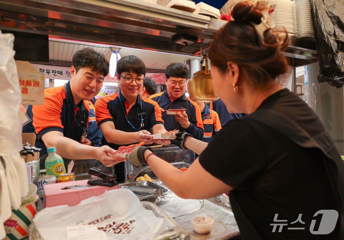 본문 이미지 - 포스코 포항제철소 직원들이 29일 포항의 한 전통시장을 찾아 물품을 구매했다.(포스코 포항제철소 제공, 재판매 및 db 금지) 