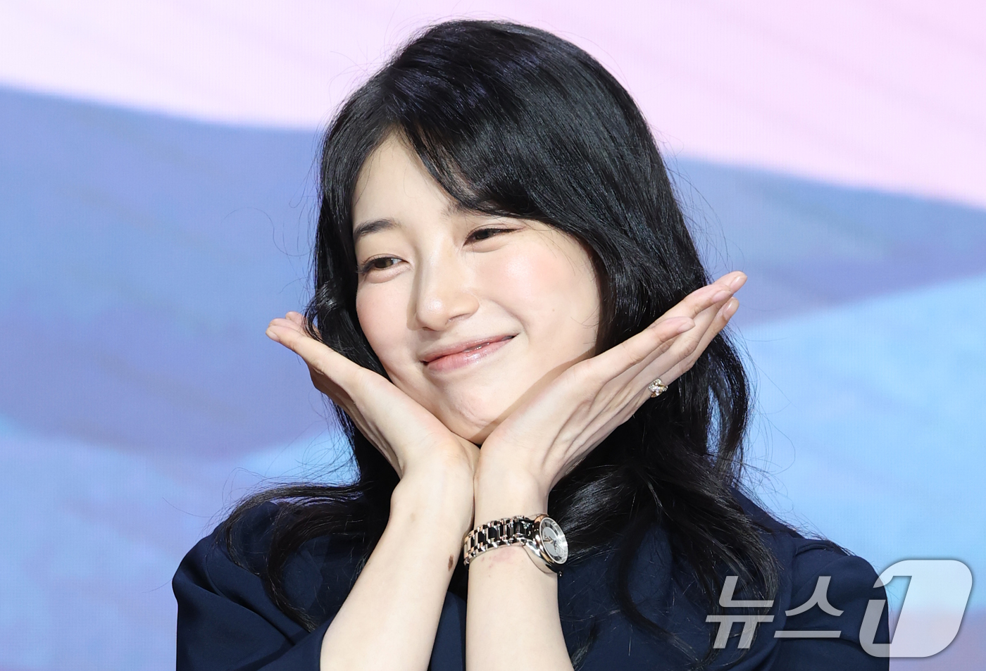 (서울=뉴스1) 권현진 기자 = 배우 수지가 29일 서울 강남구 조선팰리스서울강남에서 열린 넷플릭스 시리즈 '다 이루어질지니'(극본 김은숙) 제작발표회에 참석해 포즈를 취하고 있다 …