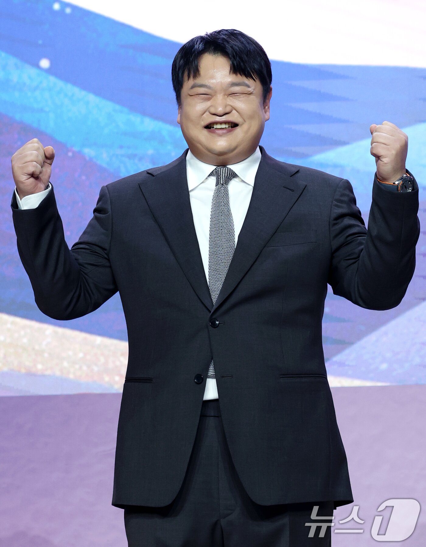 본문 이미지 - 배우 고규필이 29일 서울 강남구 조선팰리스서울강남에서 열린 넷플릭스 시리즈 '다 이루어질지니'(극본 김은숙) 제작발표회에 참석해 포즈를 취하고 있다. '다 이루어질지니'는 천여 년 만에 깨어난 경력 단절 램프의 정령 지니(김우빈 분)가 감정 결여 인간 가영(수지 분)을 만나 세 가지 소원을 두고 벌이는 스트레스 제로, 판타지 로맨틱 코미디​다. 2025.9.29/뉴스1 ⓒ News1 권현진 기자