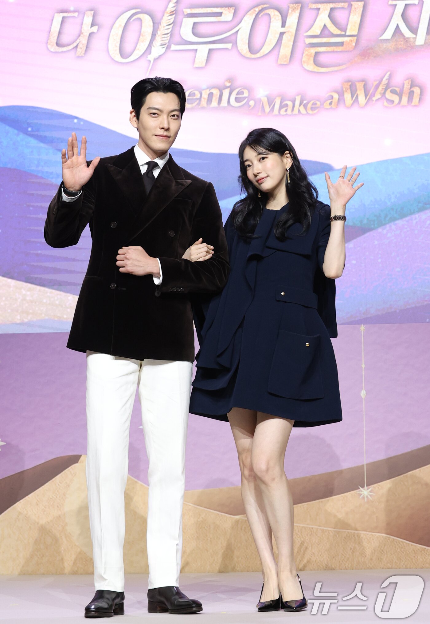 본문 이미지 - 배우 김우빈과 수지(오른쪽)가 29일 서울 강남구 조선팰리스서울강남에서 열린 넷플릭스 시리즈 '다 이루어질지니'(극본 김은숙) 제작발표회에 참석해 포즈를 취하고 있다. '다 이루어질지니'는 천여 년 만에 깨어난 경력 단절 램프의 정령 지니(김우빈 분)가 감정 결여 인간 가영(수지 분)을 만나 세 가지 소원을 두고 벌이는 스트레스 제로, 판타지 로맨틱 코미디​다. 2025.9.29/뉴스1 ⓒ News1 권현진 기자