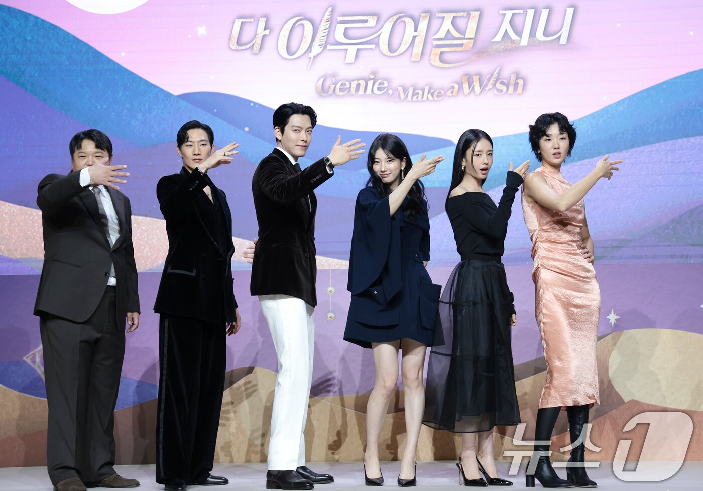 본문 이미지 - 배우 고규필(왼쪽부터)과 노상현, 김우빈, 수지, 안은진, 이주영이 29일 서울 강남구 조선팰리스서울강남에서 열린 넷플릭스 시리즈 '다 이루어질지니'(극본 김은숙) 제작발표회에 참석해 미소를 짓고 있다. '다 이루어질지니'는 천여 년 만에 깨어난 경력 단절 램프의 정령 지니(김우빈 분)가 감정 결여 인간 가영(수지 분)을 만나 세 가지 소원을 두고 벌이는 스트레스 제로, 판타지 로맨틱 코미디​다. 2025.9.29/뉴스1 ⓒ News1 권현진 기자