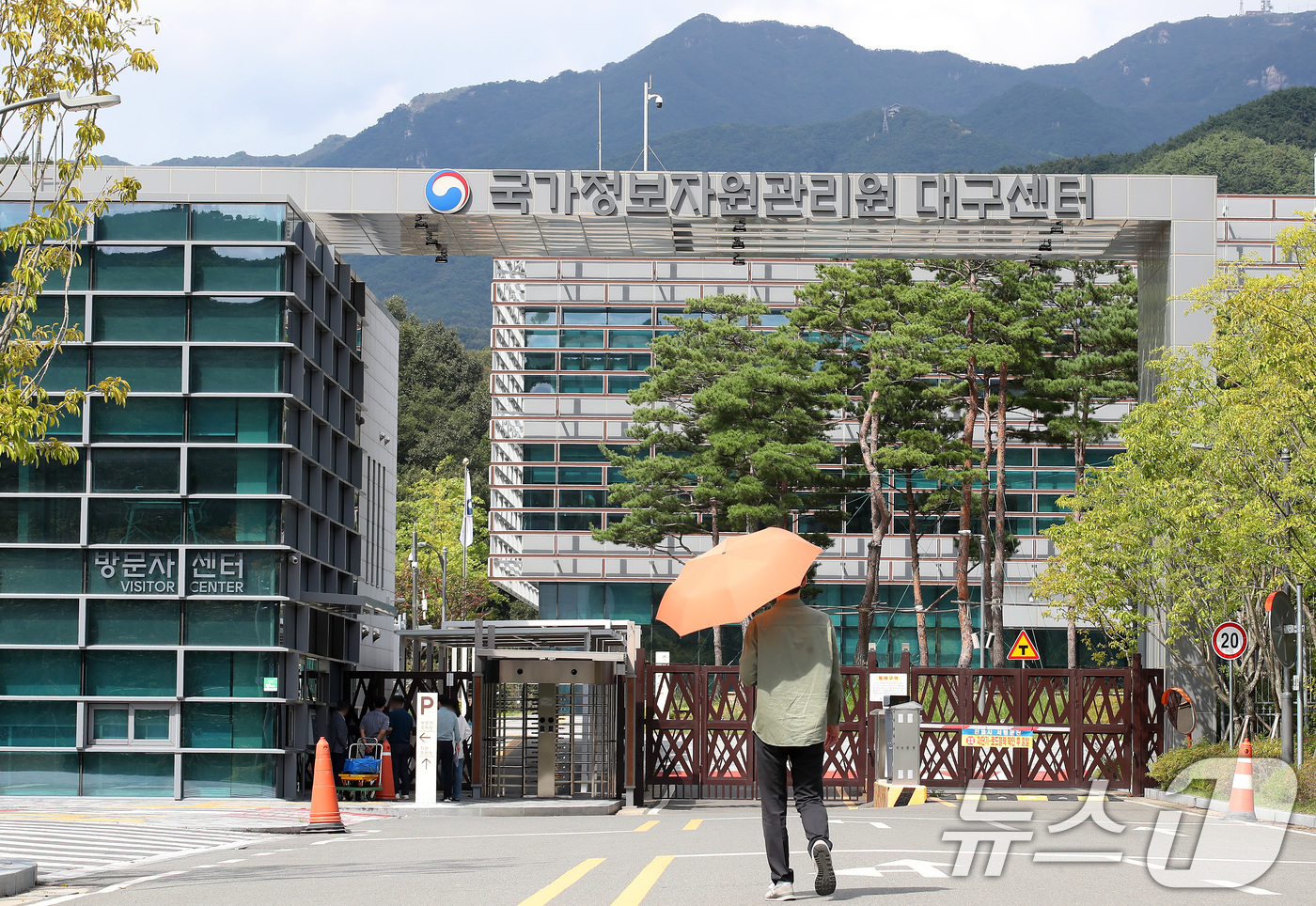 (대구=뉴스1) 공정식 기자 = 29일 오후 대구 동구 국가정보자원관리원 대구센터로 관계자들이 들어가고 있다.정부는 국가정보자원관리원 대전 본원에서 발생한 화재로 전소된 96개 시 …