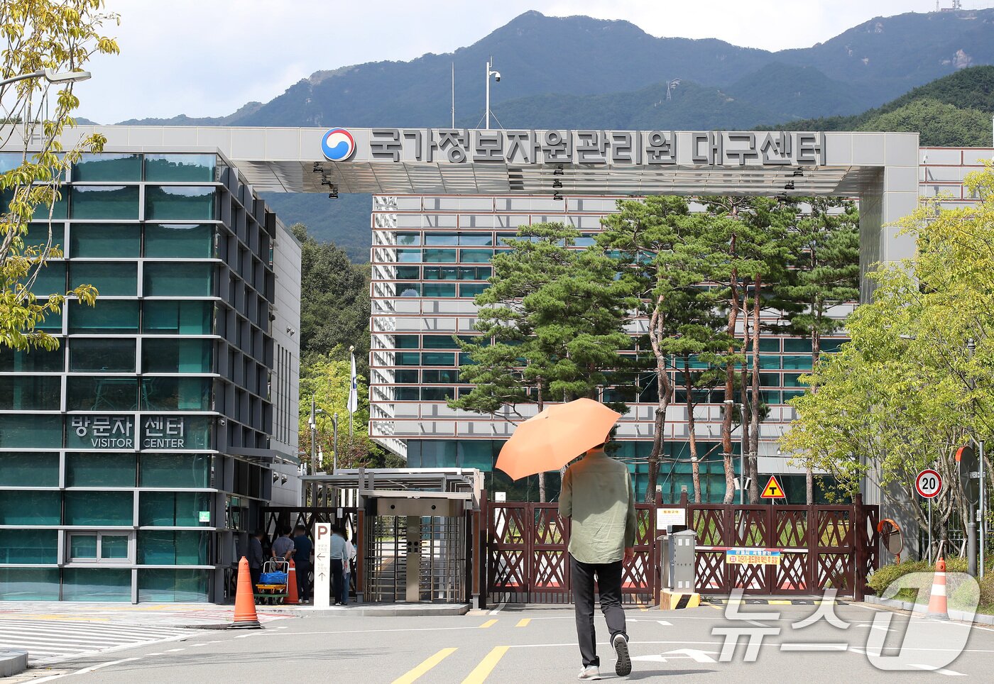 본문 이미지 - 29일 오후 대구 동구 국가정보자원관리원 대구센터로 관계자들이 들어가고 있다. 정부는 국가정보자원관리원 대전 본원에서 발생한 화재로 전소된 96개 시스템을 대구센터의 민관협력형 클라우드로 이전해 복구할 계획이다. 복구에는 약 4주가 소요될 것으로 알려졌다. 이날 오후 윤호중 행정안전부 장관이 대구센터를 직접 방문해 점검에 나섰다. 2025.9.29 ⓒ 뉴스1 공정식 기자