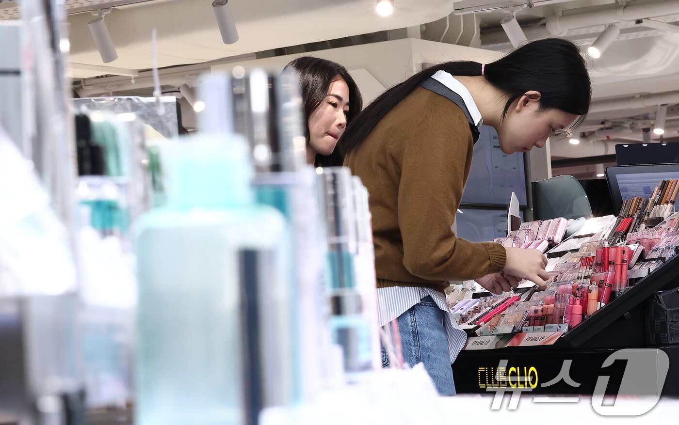 본문 이미지 - 서울 중구 신라면세점 서울점에서 중국인 관광객들이 면세점을 둘러보고 있다.  ⓒ News1 김성진 기자