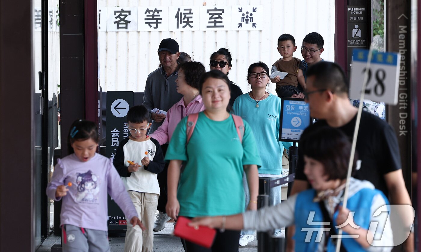 본문 이미지 - 중국 단체관광객의 무비자 입국이 시작된 29일 서울 중구 신라면세점 서울점에서 중국인 관광객들이 면세점을 둘러보고 있다.  2025.9.29/뉴스1 ⓒ News1 김성진 기자