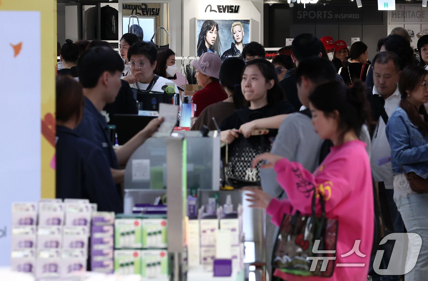 본문 이미지 - 서울 중구 신라면세점 서울점에서 중국인 관광객들이 면세점을 둘러보고 있다.ⓒ News1 김성진 기자