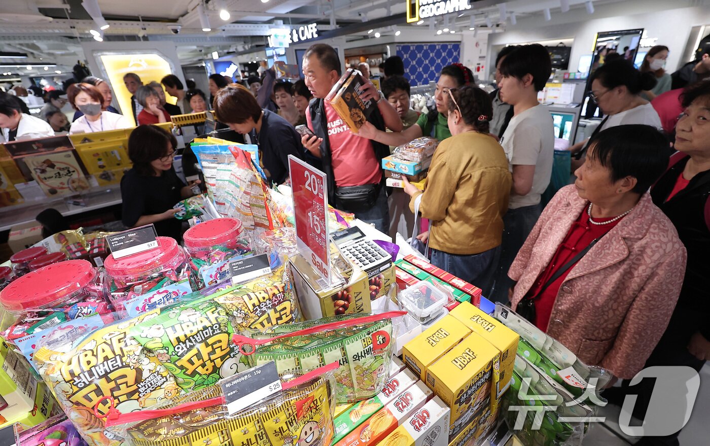 본문 이미지 - 중국 단체관광객의 무비자 입국이 시작된 29일 서울 중구 신라면세점 서울점에서 중국인 관광객들이 면세점을 둘러보고 있다. 2025.9.29/뉴스1 ⓒ News1 김성진 기자