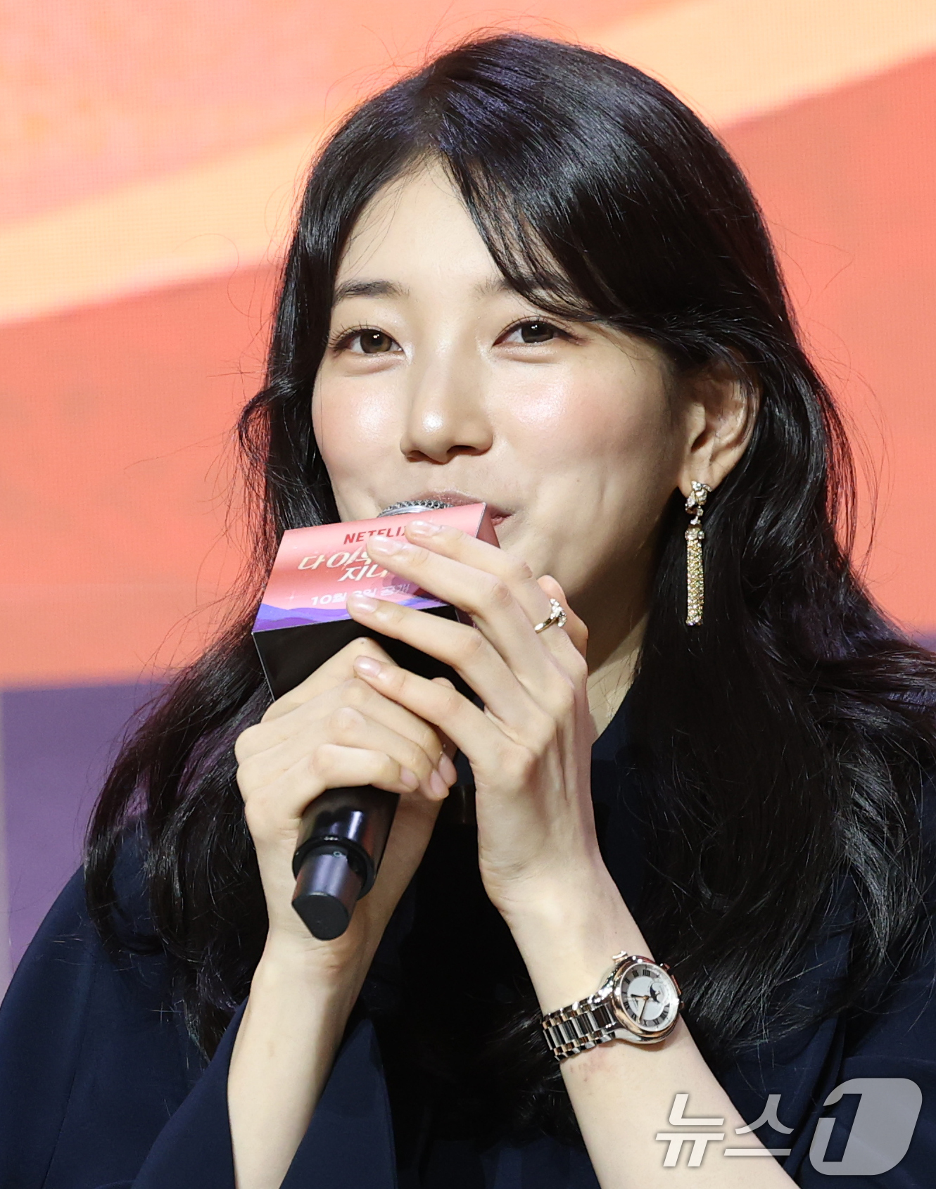 (서울=뉴스1) 권현진 기자 = 배우 수지가 29일 서울 강남구 조선팰리스서울강남에서 열린 넷플릭스 시리즈 '다 이루어질지니'(극본 김은숙) 제작발표회에 참석해 인사말을 하고 있다 …