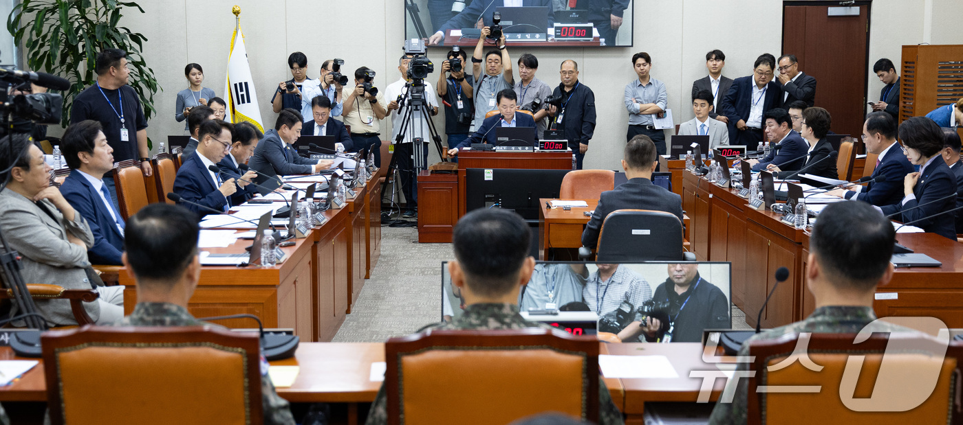 (서울=뉴스1) 유승관 기자 = 성일종 국회 국방위원장이 29일 서울 여의도 국회에서 열린 제429회 국회(정기회) 국방위원회 제4차 전체회의에서 의사봉을 두드리고 있다. 2025 …