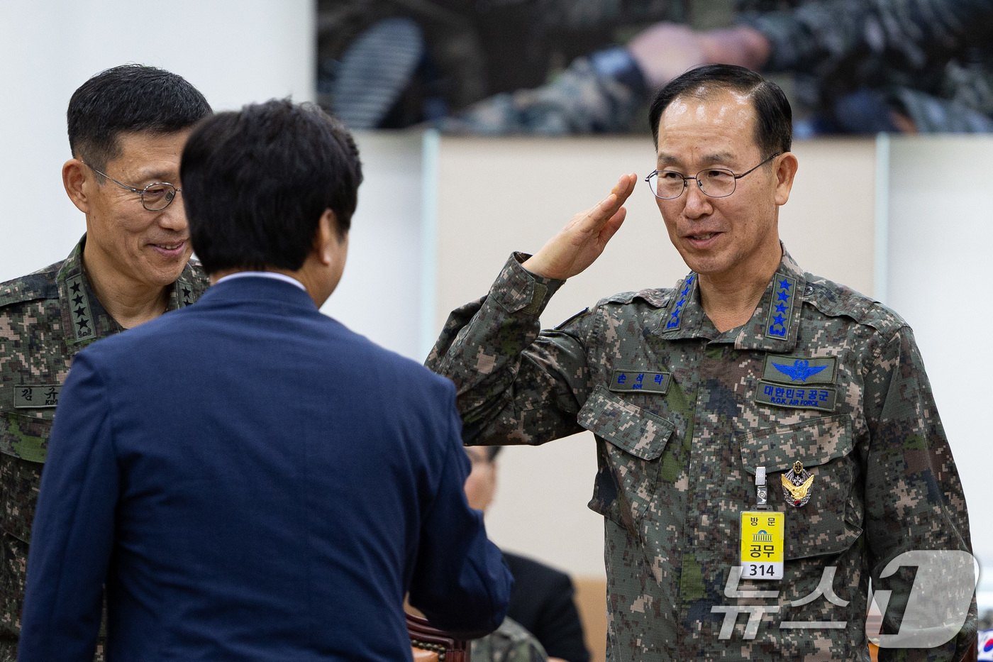 (서울=뉴스1) 유승관 기자 = 손석락 공군참모총장이 29일 서울 여의도 국회에서 열린 제429회 국회(정기회) 국방위원회 제4차 전체회의에 출석해 황명선 더불어민주당 의원과 거수 …
