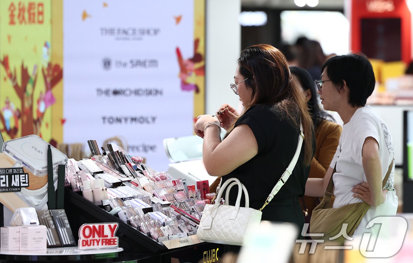 본문 이미지 - 관광객들이 면세점에서 화장품을 둘러보고 있다.  ⓒ News1 김성진 기자