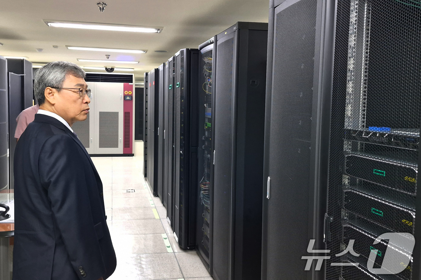 (서울=뉴스1) = 정근식 서울시교육감이 29일 서울 종로구 서울시교육청 종합전산센터를 방문해 시설 안전 상태를 점검하고 있다. (서울시교육청 제공. 재판매 및 DB 금지) 202 …