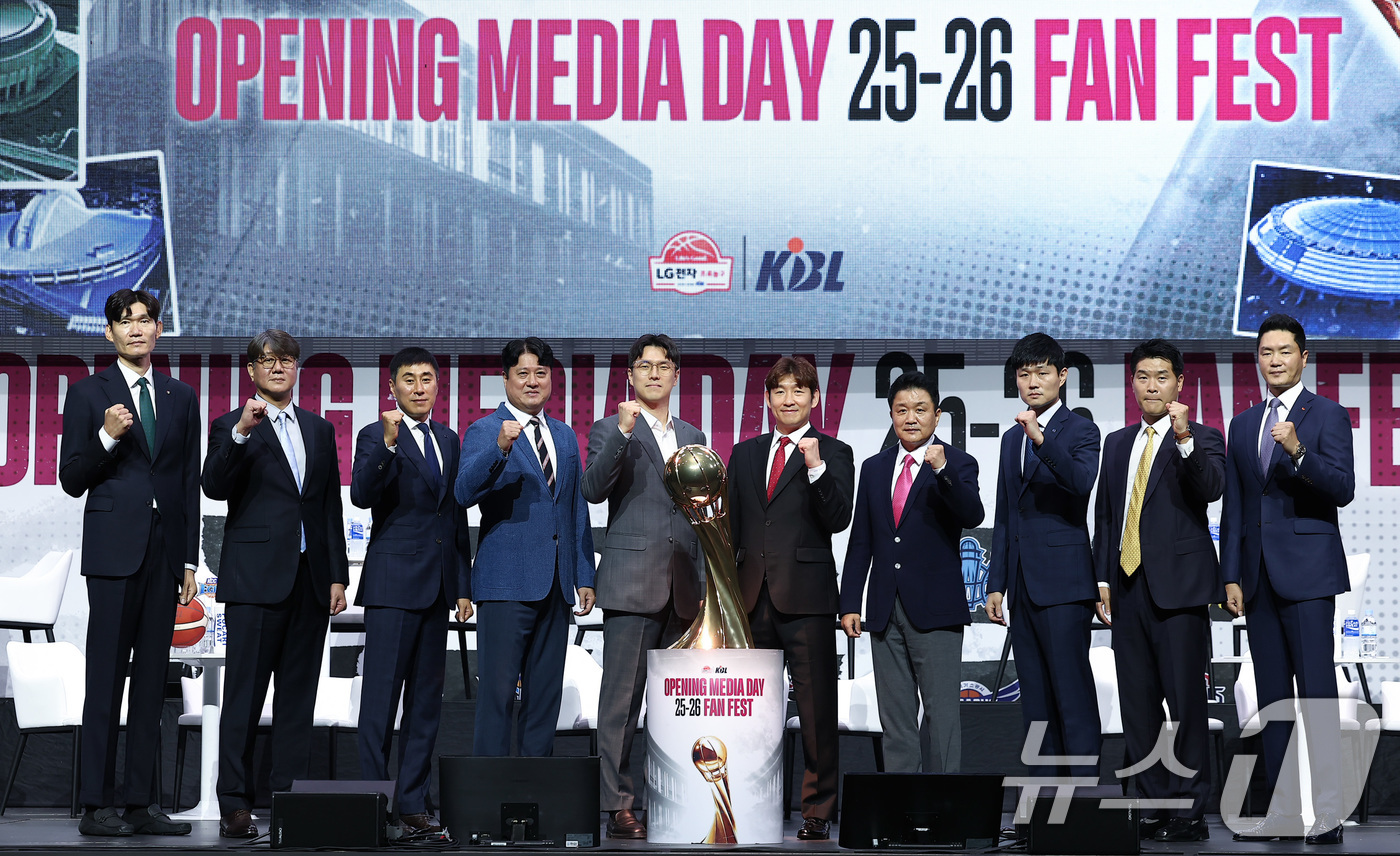 (서울=뉴스1) 김성진 기자 = 29일 서울 용산구 블루스퀘어에서 열린 2025-26 LG전자 프로농구 개막 미디어데이&팬페스트에서 원주 DB 김주성 감독(왼쪽부터), 고양 소노 …