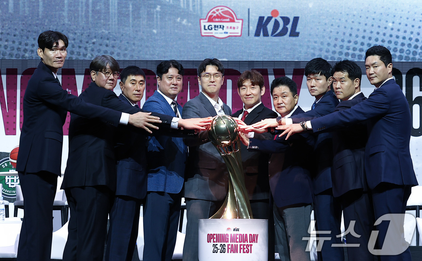 (서울=뉴스1) 김성진 기자 = 29일 서울 용산구 블루스퀘어에서 열린 2025-26 LG전자 프로농구 개막 미디어데이&팬페스트에서 원주 DB 김주성 감독(왼쪽부터), 고양 소노 …