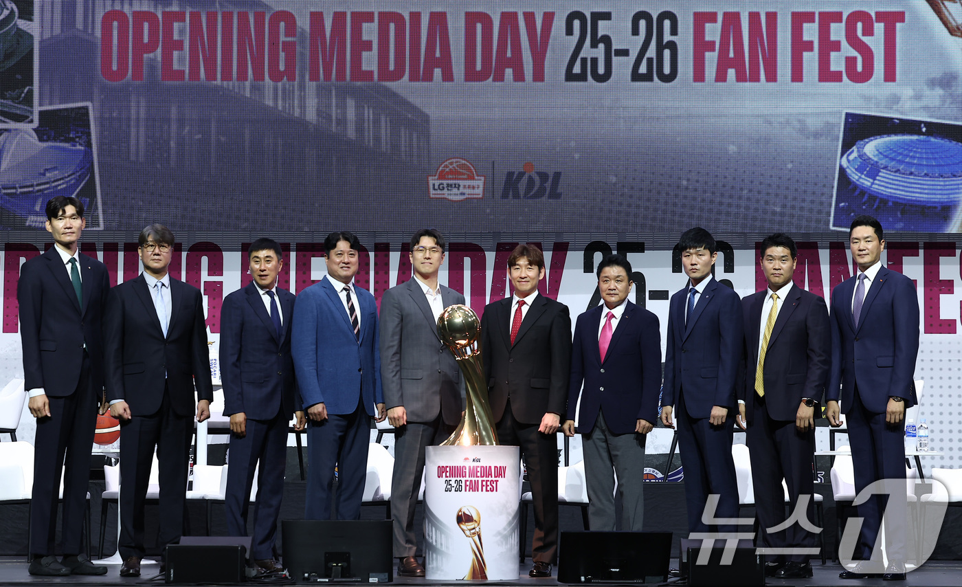 (서울=뉴스1) 김성진 기자 = 29일 서울 용산구 블루스퀘어에서 열린 2025-26 LG전자 프로농구 개막 미디어데이&팬페스트에서 원주 DB 김주성 감독(왼쪽부터), 고양 소노 …