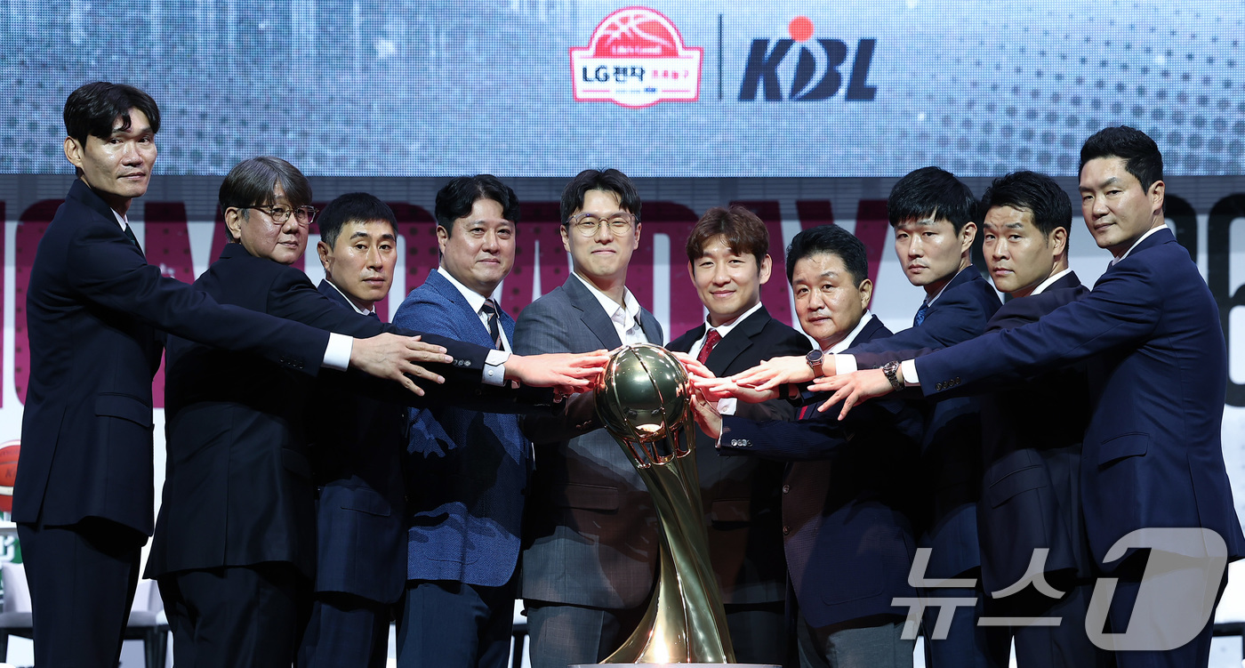 (서울=뉴스1) 김성진 기자 = 29일 서울 용산구 블루스퀘어에서 열린 2025-26 LG전자 프로농구 개막 미디어데이&팬페스트에서 원주 DB 김주성 감독(왼쪽부터), 고양 소노 …