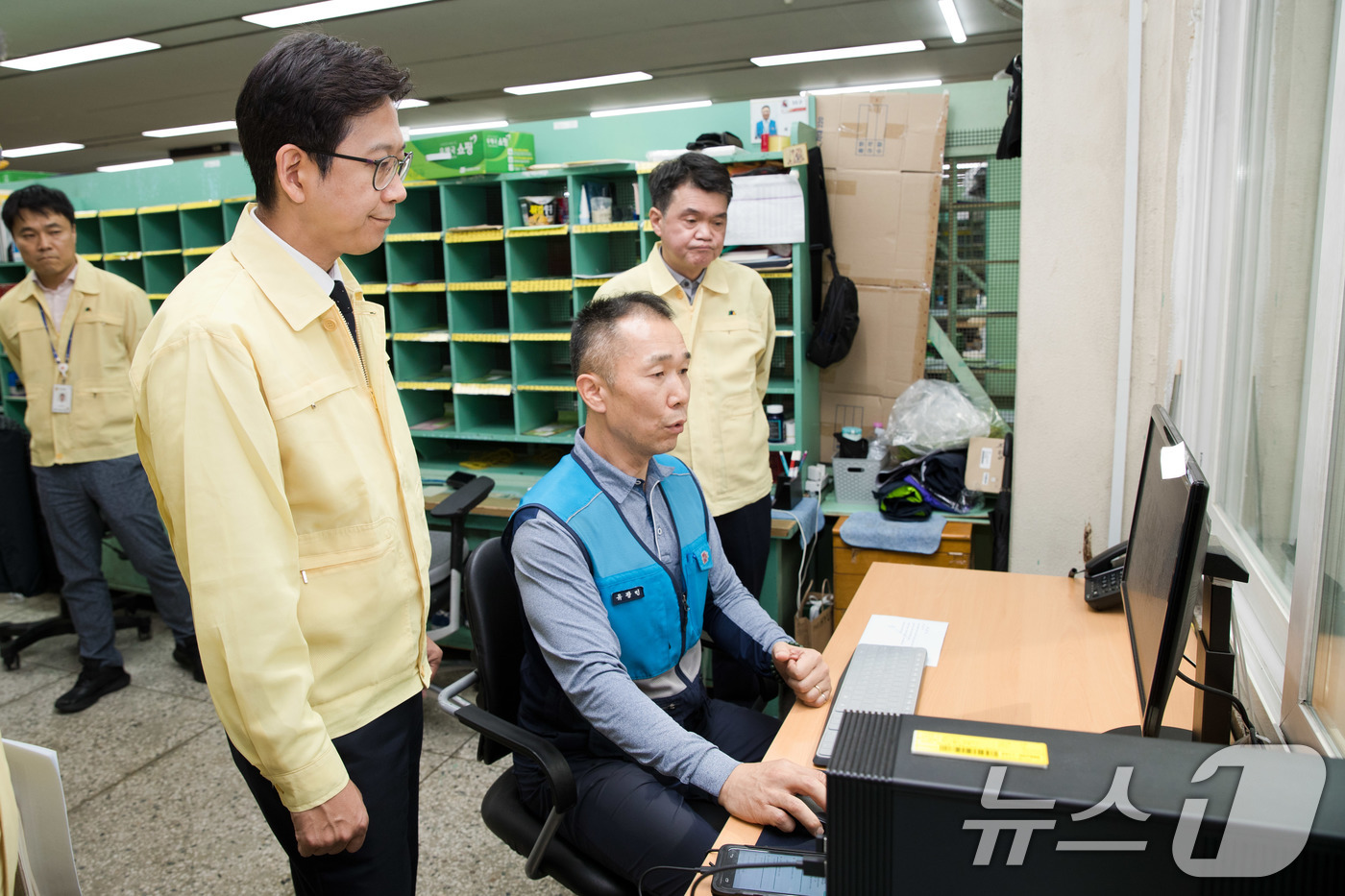 (서울=뉴스1) = 배경훈 과학기술정보통신부 장관이 29일 서울 종로구 광화문우체국을 방문해 집배원들이 사용하는 배달시스템(PDA)을 점검하고 있다. (과학기술정보통신부 제공. 재 …