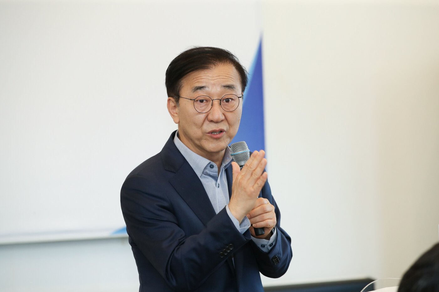 본문 이미지 - 김윤덕 국토교통부 장관이 29일 세종정부청사 인근에서 열린 출입 기자 간담회에서 기자들의 질문에 답하고 있다&#40;국토교통부 제공&#41;.뉴스1 ⓒ News1