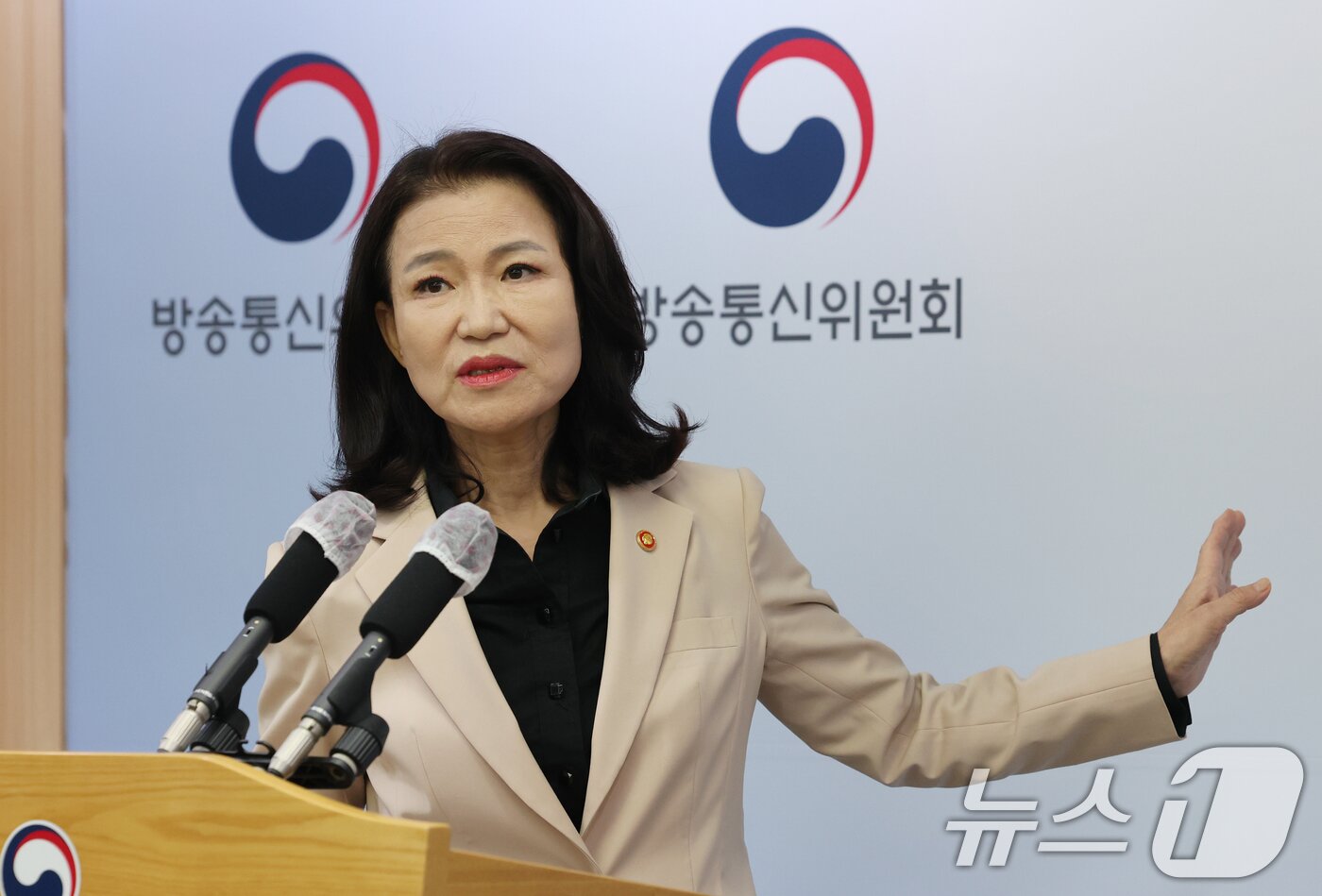 본문 이미지 - 이진숙 방송통신위원장이 지난 29일 경기 과천시 정부과천청사 방송통신위원회 기자실에서 입장 표명을 하고 있다. 2025.9.29/뉴스1 ⓒ News1 김영운 기자