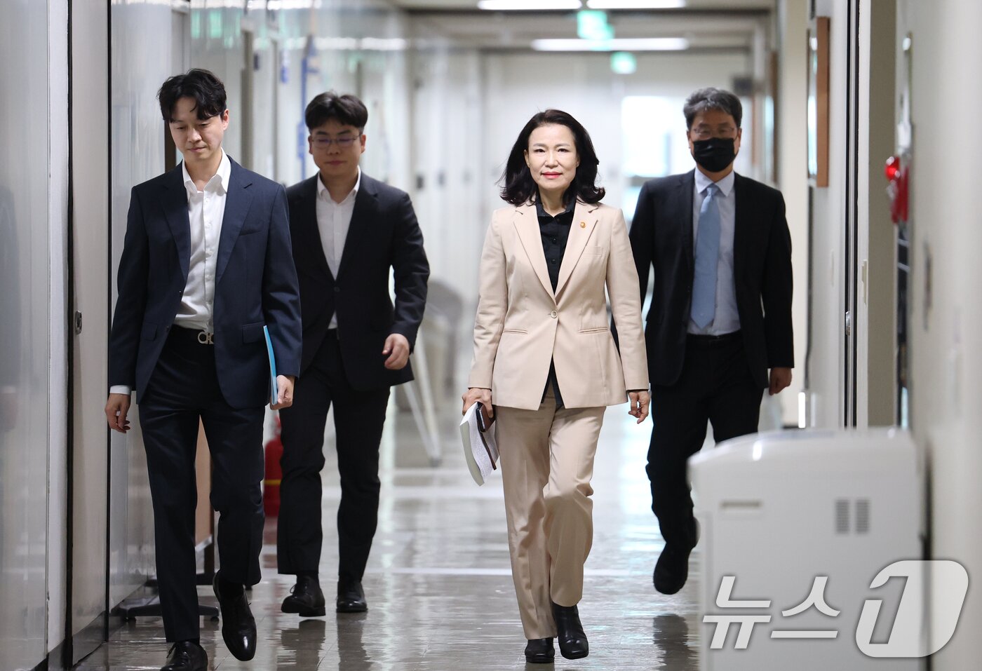 본문 이미지 - 이진숙 방송통신위원장이 지난 29일 입장발표 기자회견을 하기 위해 경기 과천시 정부과천청사 방송통신위원회 기자실로 들어서고 있다. 2025.9.29/뉴스1 ⓒ News1 김영운 기자