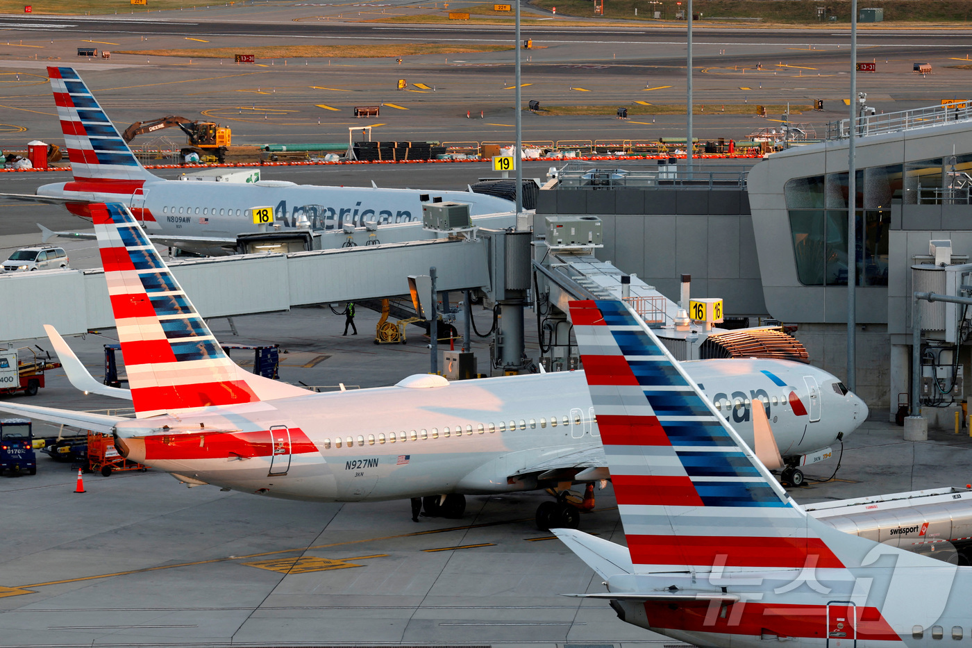 (뉴욕 로이터=뉴스1) 윤다정 기자 = 미국 뉴욕 라과디아 공항의 아메리칸항공 여객기들. 2024.11.27.ⓒ 로이터=뉴스1