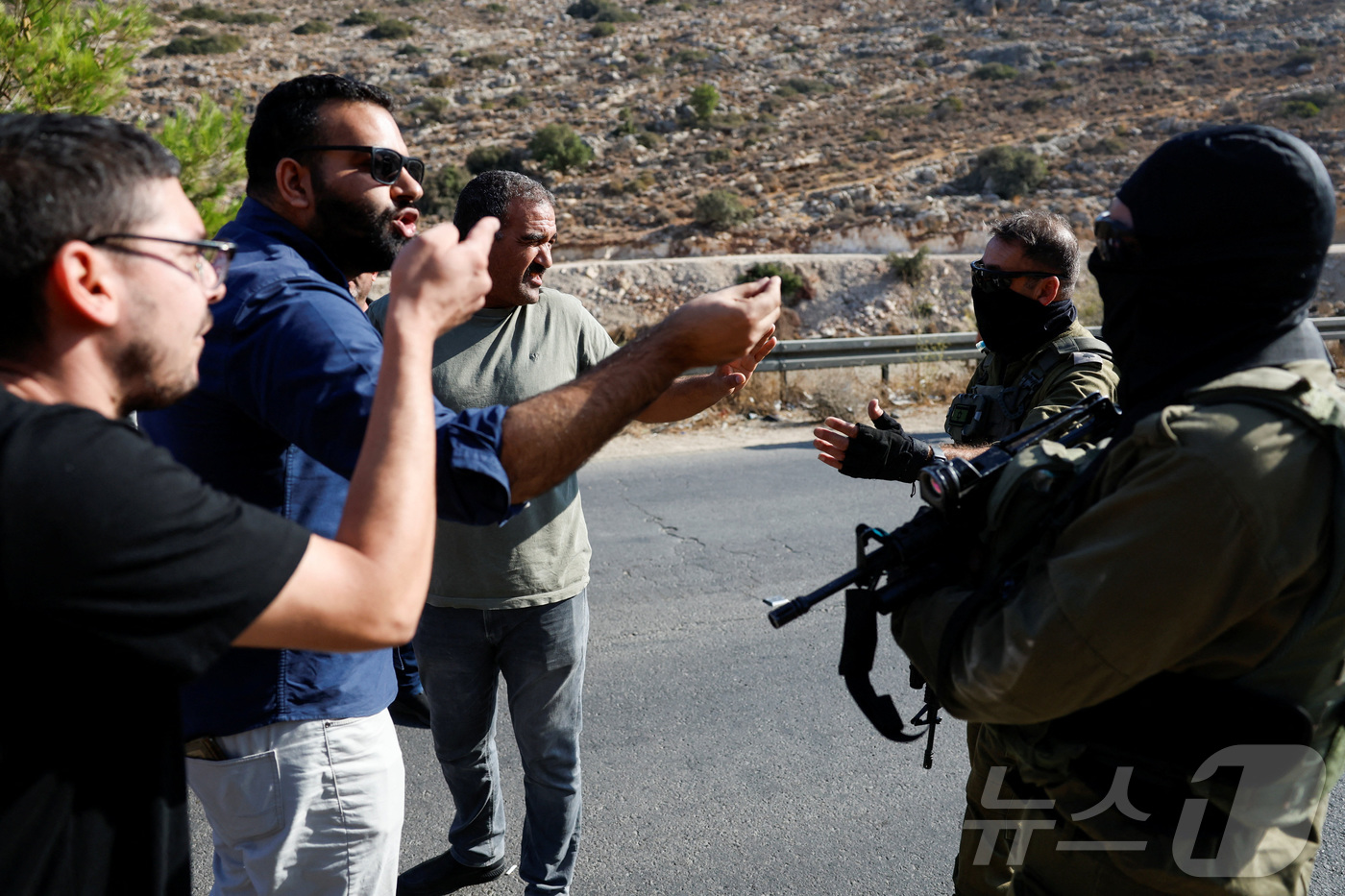 (라말라 로이터=뉴스1) 김경민 기자 = 팔레스타인인들이 29일(현지시간) 이스라엘이 점령한 요르단강 서안지구 라말라 인근에서 이스라엘의 우회 도로 건설에 항의하고 있다. 2025 …