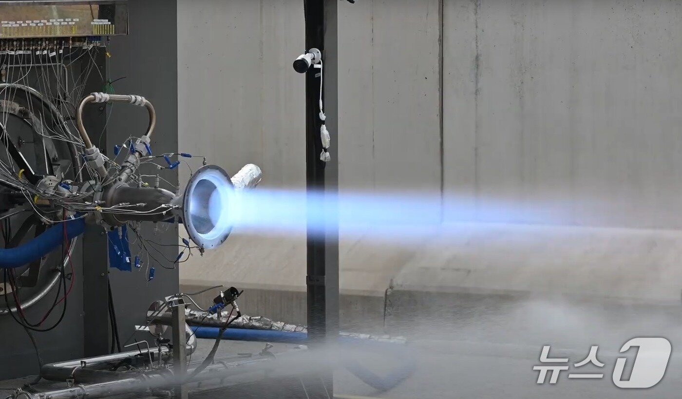 본문 이미지 - 대한항공은 올해 4월 3톤급 메탄 액체로켓엔진 연소기의 연소시험에 성공했다.&#40;대한항공 제공&#41;