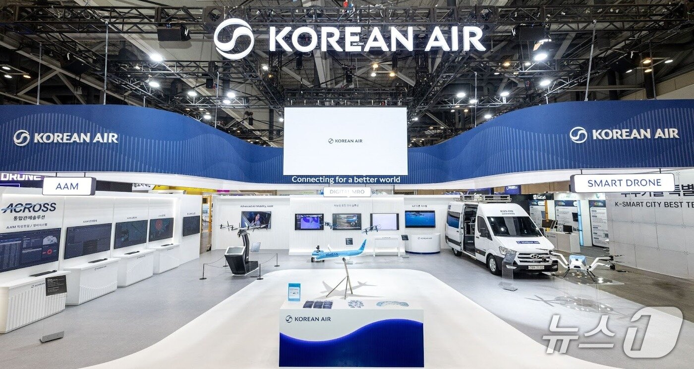 본문 이미지 -  지난 7월 부산 벡스코에서 열린 ‘2025 월드 스마트시티 엑스포&#40;WSCE&#41;’ 대한항공 부스 전경.&#40;대한항공 제공&#41;