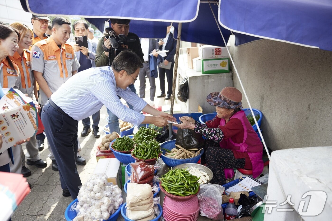 본문 이미지 - 29일 시흥 정왕시장을 찾은 김동연 경기도지사.(경기도 제공. 재판매 및 DB금지)