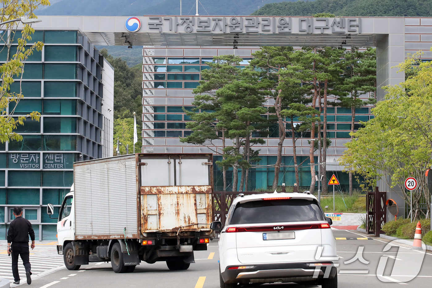 (대구=뉴스1) 공정식 기자 = 29일 오후 대구 동구 국가정보자원관리원 대구센터 주변에 차량이 분주히 오가고 있다.정부는 국가정보자원관리원 대전 본원에서 발생한 화재로 전소된 9 …