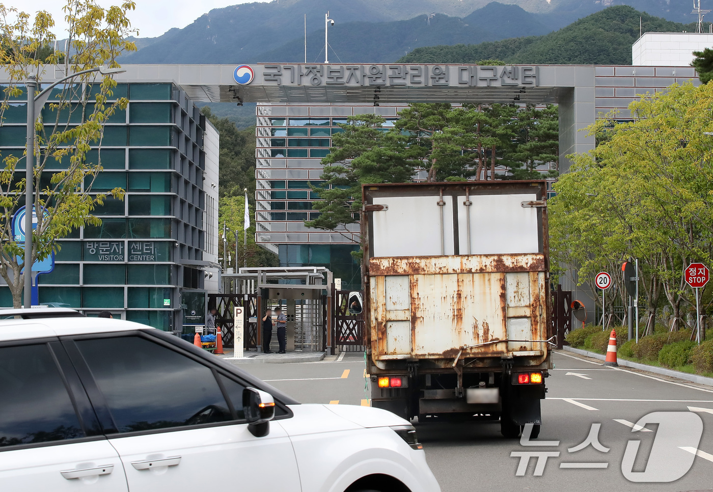 (대구=뉴스1) 공정식 기자 = 29일 오후 대구 동구 국가정보자원관리원 대구센터 주변에 차량이 분주히 오가고 있다.정부는 국가정보자원관리원 대전 본원에서 발생한 화재로 전소된 9 …
