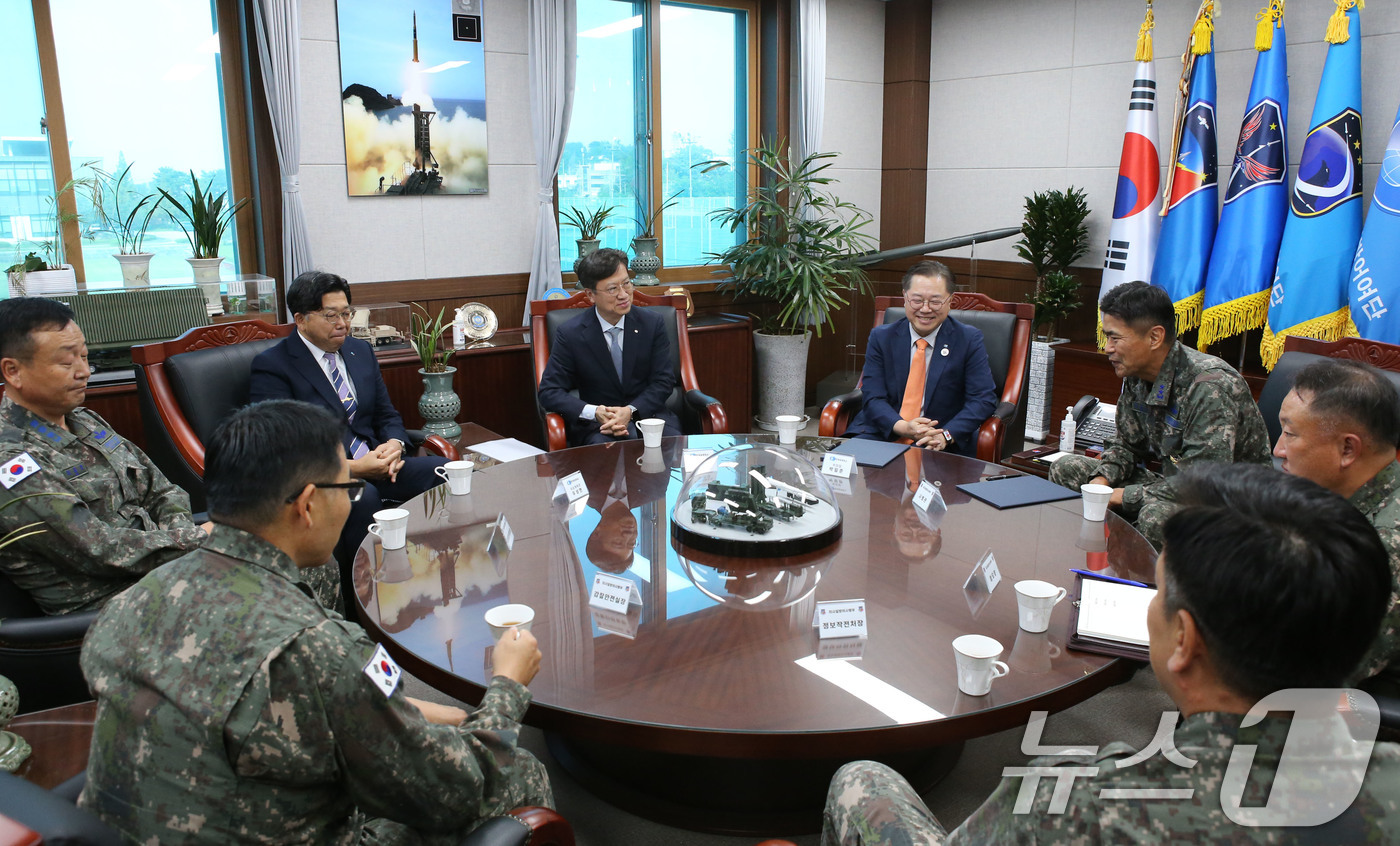 (서울=뉴스1) = 박일준 대한상공회의소 상근부회장이 29일 경기 평택 공군 미사일사령부를 방문해 이승용 공군 미사일방어사령부 사령관과 환담을 나누고 있다. (대한상공회의소 제공. …