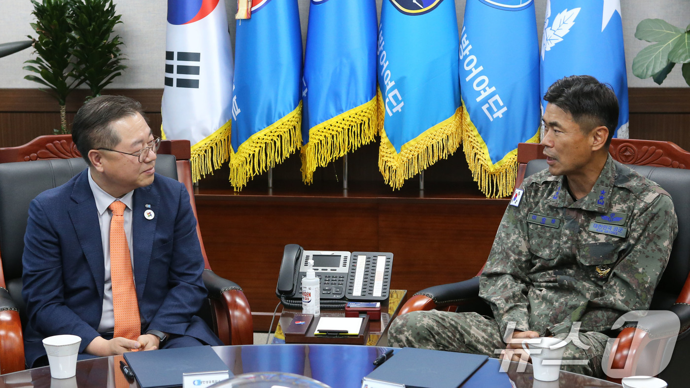 (서울=뉴스1) = 박일준 대한상공회의소 상근부회장이 29일 경기 평택 공군 미사일사령부를 방문해 이승용 공군 미사일방어사령부 사령관과 환담을 나누고 있다. (대한상공회의소 제공. …