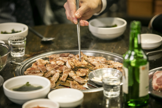 "축의금 10만원 낸다는 동기, 청첩장 모임 돼지고기 사줘도 될까요?"