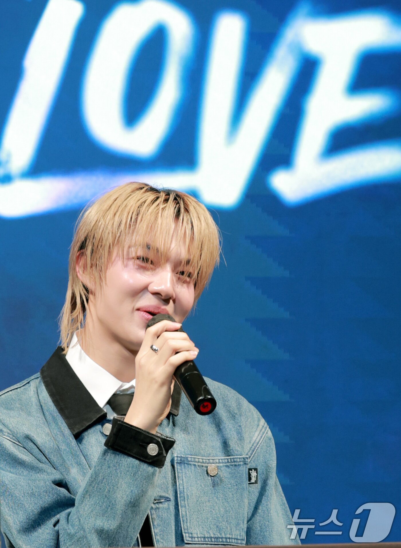 본문 이미지 - 태국의 ‘국민 아들’ 누뉴 차와린이 29일 서울 강남구 라움 체임버홀에서 가진 한국 데뷔 싱글 ‘LEAVE ME WITH YOUR LOVE’의 발매 기념 기자간담회에 참석해 취재진 질문에 답하고 있다. 2025.9.29/뉴스1 ⓒ News1 권현진 기자