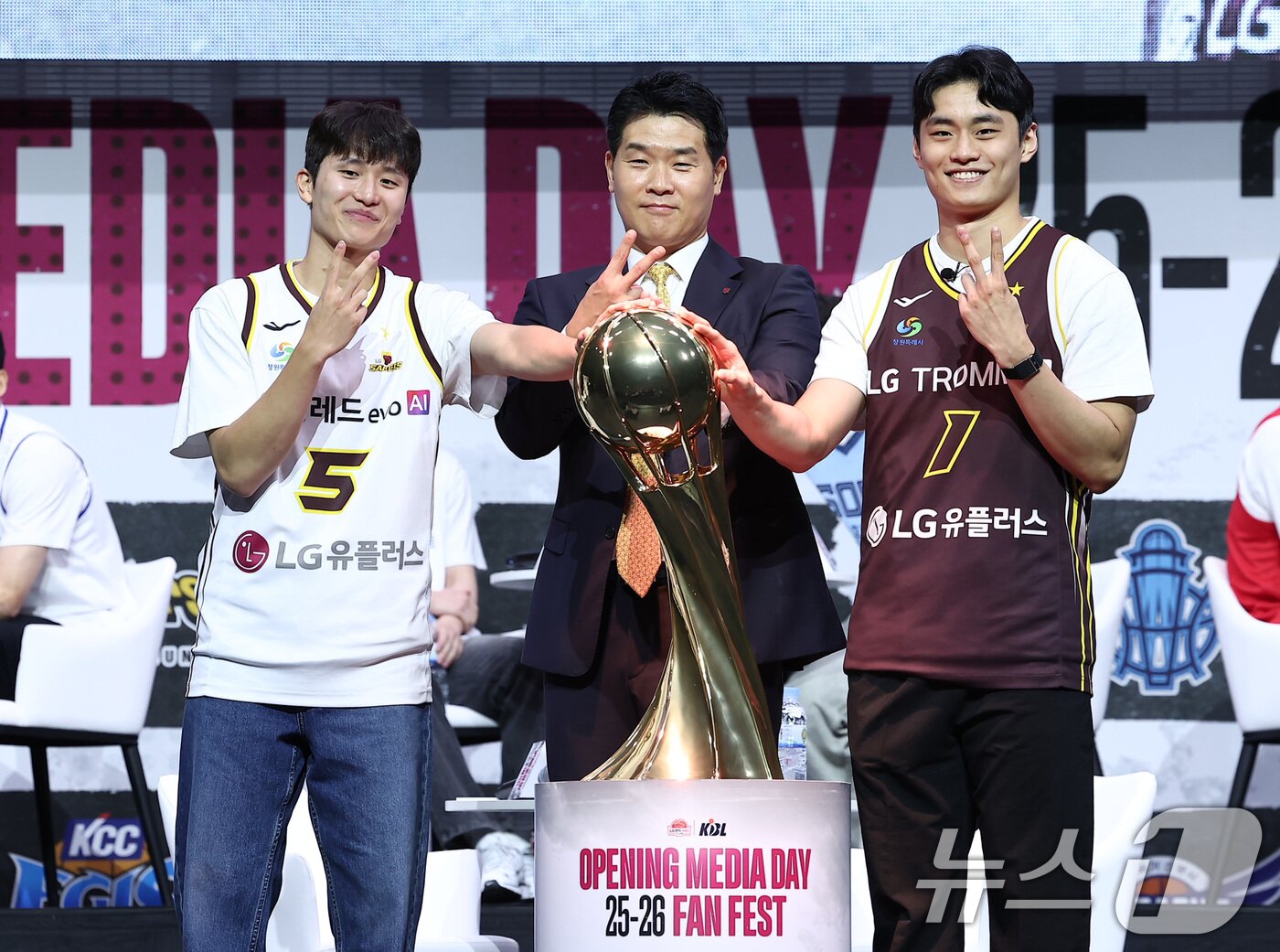 본문 이미지 - 창원LG 양준석, 조상현 감독, 유기상이 29일 서울 용산구 블루스퀘어에서 열린 2025-26 LG전자 프로농구 개막 미디어데이&팬페스트에서 기념촬영을 하고 있다. 2025.9.29/뉴스1 ⓒ News1 김성진 기자