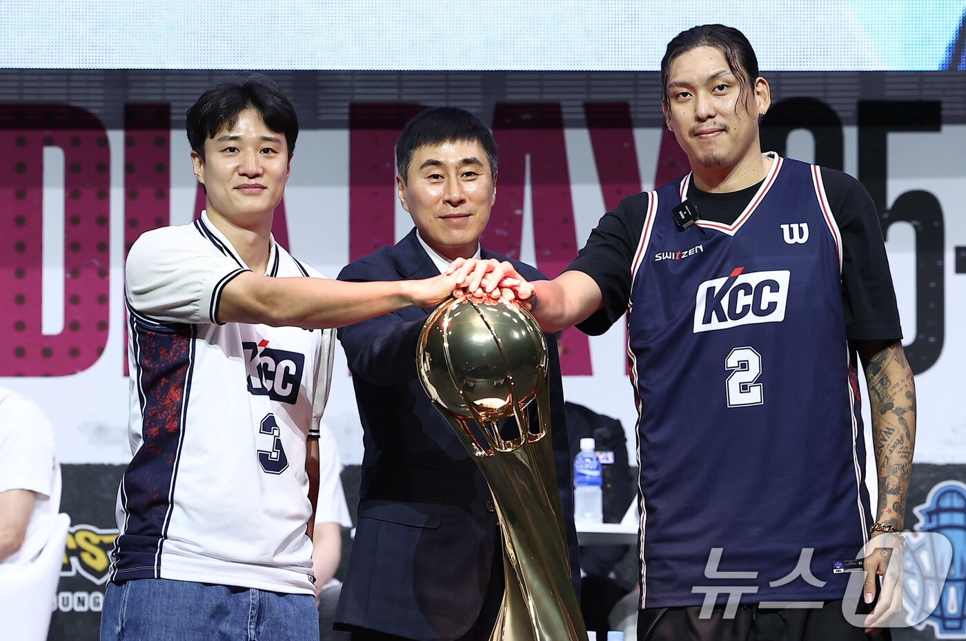 본문 이미지 - 부산 KCC 허웅, 이상민 감독, 최준용이 29일 서울 용산구 블루스퀘어에서 열린 2025-26 LG전자 프로농구 개막 미디어데이&팬페스트에서 기념촬영을 하고 있다. 2025.9.29/뉴스1 ⓒ News1 김성진 기자