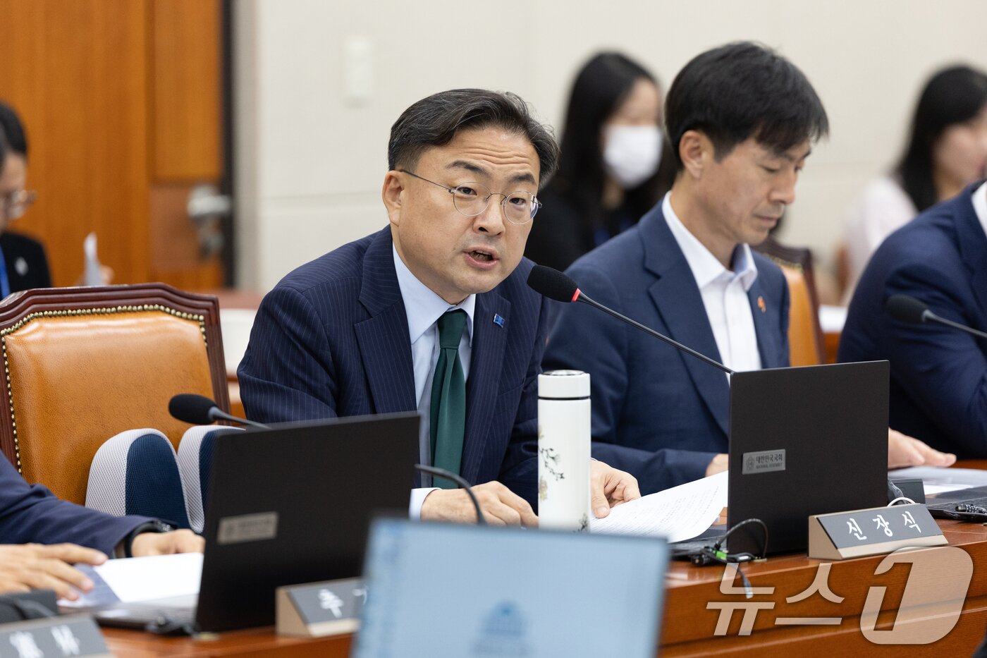 본문 이미지 - 29일 서울 여의도 국회에서 열린 제429회국회&#40;정기회&#41; 정무위원회 제4차 전체회의에서 신장식 조국혁신당 의원이 의사진행 발언하고 있다. 2025.9.29/뉴스1 ⓒ News1 이승배 기자