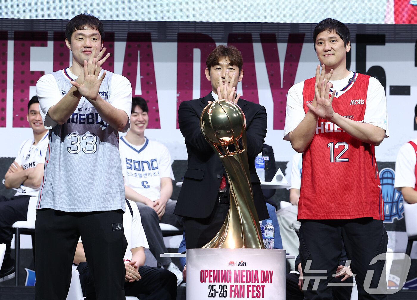 본문 이미지 - 울산 현대모비스 이승현(왼쪽부터), 양동근 감독, 함지훈이 29일 서울 용산구 블루스퀘어에서 열린 2025-26 LG전자 프로농구 개막 미디어데이&팬페스트에서 기념촬영을 하고 있다. 2025.9.29/뉴스1 ⓒ News1 김성진 기자