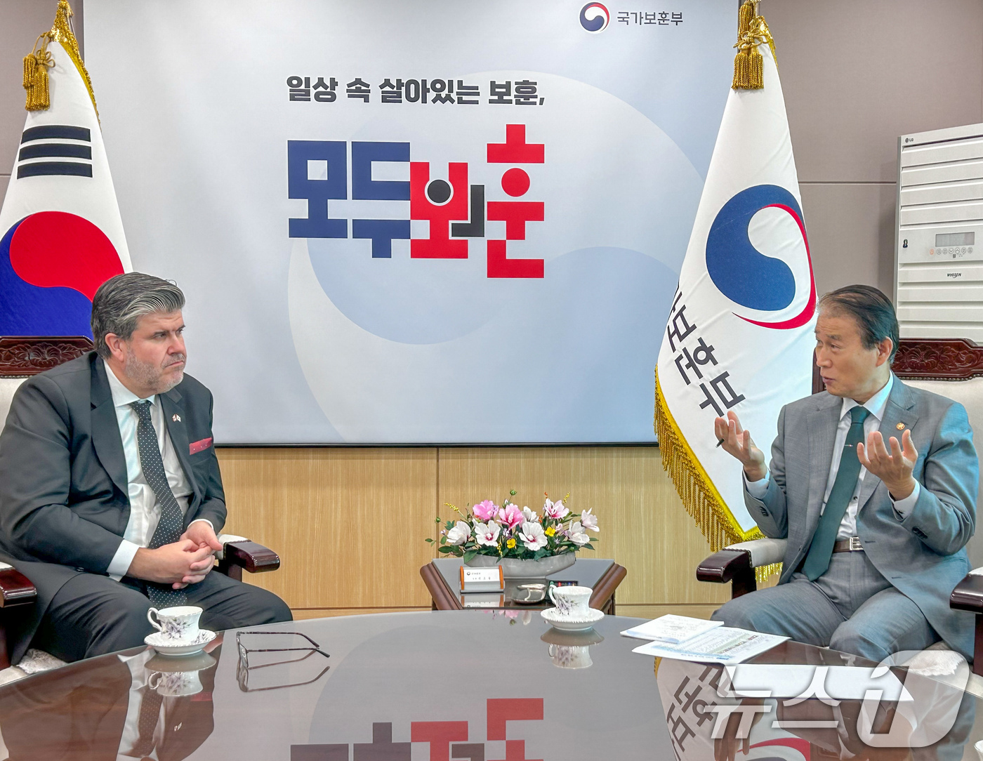 (서울=뉴스1) = 권오을 국가보훈부 장관이 29일 서울 용산구 서울지방보훈청에서 필립 라포르튠 주한 캐나다 대사를 만나 국제보훈사업 교류협력 확대 방안 관련내용과 향후 양국간 보 …