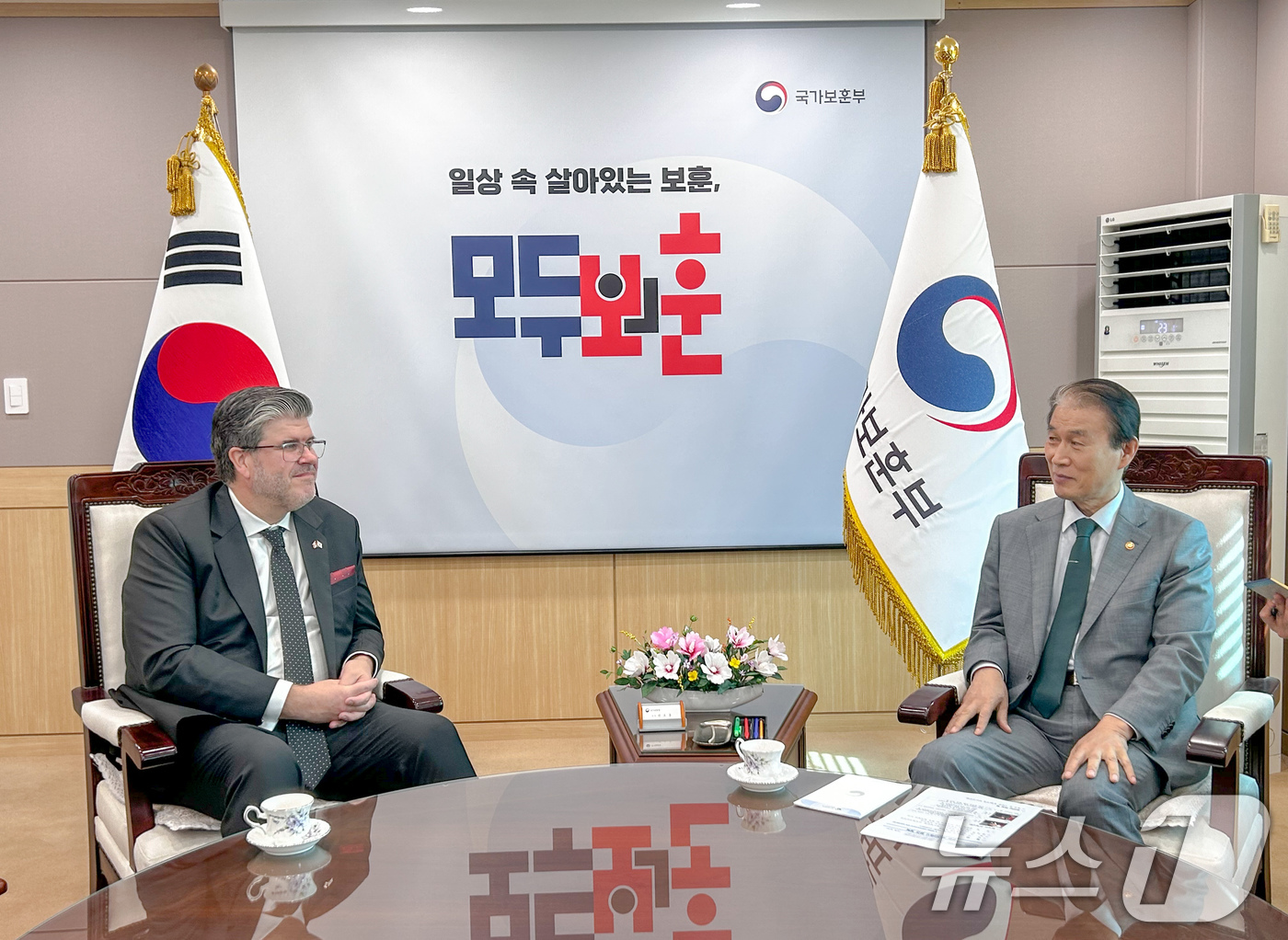 (서울=뉴스1) = 권오을 국가보훈부 장관이 29일 서울 용산구 서울지방보훈청에서 필립 라포르튠 주한 캐나다 대사를 만나 국제보훈사업 교류협력 확대 방안 관련내용과 향후 양국간 보 …