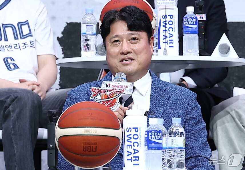본문 이미지 - 수원 KT 문경은 감독이 29일 서울 용산구 블루스퀘어에서 열린 2025-26 LG전자 프로농구 개막 미디어데이&팬페스트에서 출사표를 밝히고 있다. 2025.9.29/뉴스1 ⓒ News1 김성진 기자